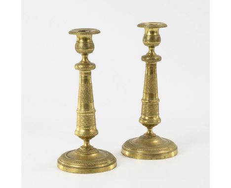 Paar Biedermeier-Kerzenleuchter. 2. Drittel 19. Jh.             Bronze. H 27 cm.             Bronzeleuchter mit feinem Orname