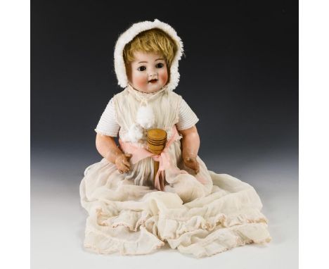 Porzellankopfbaby mit Rassel. Kämmer & Reinhardt. Kopfmarke: K & R 22 Germany 42.             Biskuitporzellan, Masse. L 41 c
