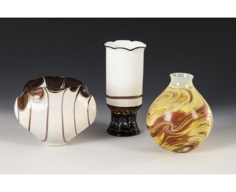 3 Künstlerglasvasen. Lauscha. 2. H. 20. Jh.             Montiertes und vor der Lampe geblasenes Glas, Glasemailaufschmelzung.