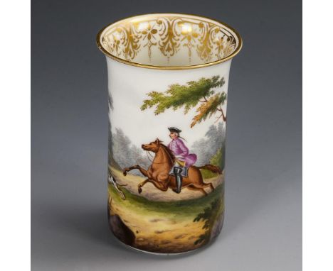 Becher mit Jagdmotiv. KPM Berlin. Zeptermarke "M", 1. H. 20. Jh.             Polychrom bemalt, goldstaffiert. H 9,5 cm.      