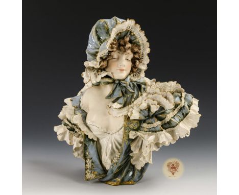 Jugendstil-Damenbüste mit Haube. Riessner, Stellmacher & Kessel. Stempelmarke Keramische Werke Riessner, Stellmacher & Kessel