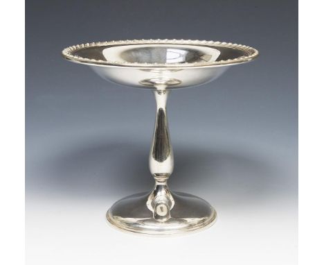 Aufsatzschale. Wallace Silversmiths.  Sterlingsilber. Höhe: 15 cm, ø 16,5 cm. Schlichte klassische Form. Runde Schale mit rel