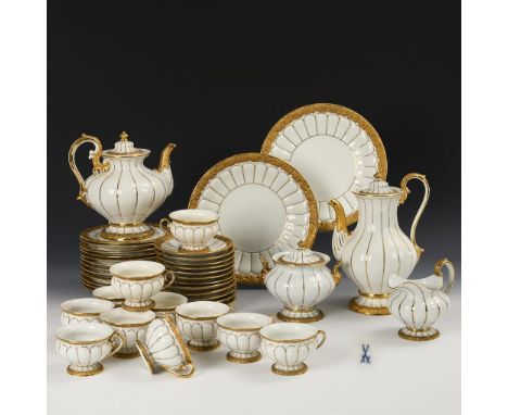 Kaffeeservice "X-Form". Meissen. Schwertermarke, 2. H. 20. Jh., 2 Schleifstriche.             Weiß mit Goldstaffage und -bron
