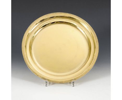Großer vergoldeter Platzteller. Ricci & C., Alessandria. Beschauzeichen/Firmenzeichen R & C/800 gepunzt. 1944-1968. Italien.S