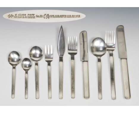 Großes Design-Tafelbesteck. Carl Hugo Pott, Solingen.             925er Silber. Länge: 11-25 cm. 4585 Gramm (ohne Messer gewo