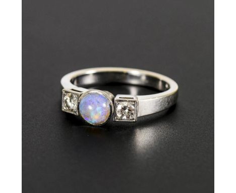 Ring mit Opal und Brillanten.             Weißgold 750 gestempelt. Ringgröße 52. 4,3 g.             Zargengefasster Opalcaboc
