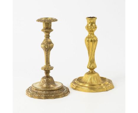 2 Kerzenleuchter im Barock-Stil. 19. Jh.             Kupfer feuervergoldet bzw. Bronze. H 24 cm.             Je passiger Rund