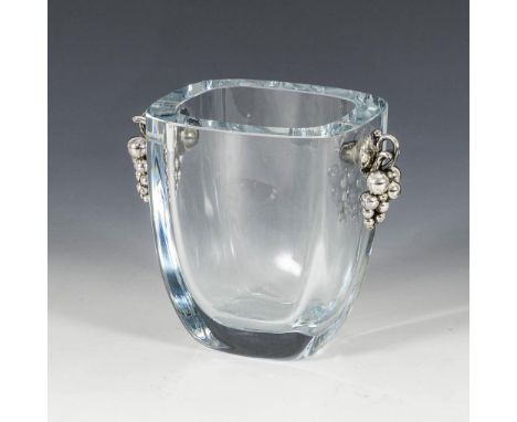 Glasgefäß mit Traubenbehang. Firmenzeichen CCH, wohl C.C. Holm/925/Denmark gepunzt. 20. Jh. Dänemark.             Klarglas, S