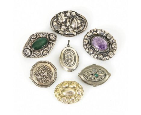 6 Broschen, 1 Anhänger, 1920er/1930er Jahre.             Silber geprüft/800 gestempelt. 1x Metall. 5 x 4/5 x 3,8/5,5 x 3,5/4 