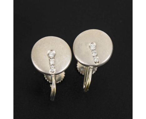 Ohrringpaar mit Brillanten.             Weißgold 585 gestempelt. Brillanten zus. 0,12 ct. Ohrring Ø 1 cm. 3,3 g.             