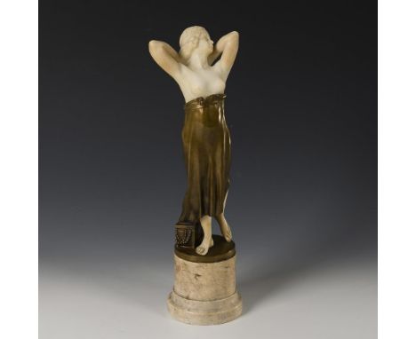              Jugendstil-MädchenfigurBronze leicht patiniert, Alabaster, heller Steinsockel. Um 1900. H 29 / 37,5 cm. 2,9 kg. 