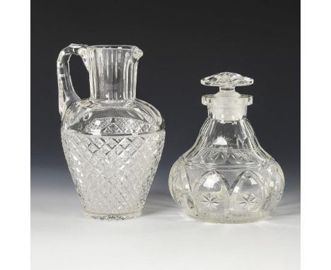 Karaffe und Krug mit Schliffdekor. 2. H. 19. Jh.             Farbloses Glas.             Bauchige Karaffee mit Facetten-, Ker