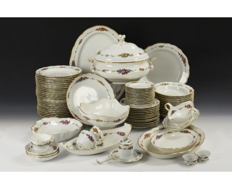 Umfangreiches Speiseservice mit Blumenmalerei. Meissen. Schwertermarke, 1934-1945, 1. Wahl.             Polychrom bemalt mit 