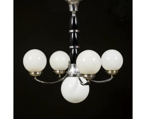 5-flammige Art-déco-Deckenlampe.             Messing vernickelt oder verchromt, teils schwarz patiniert, Nickelblech, farblos