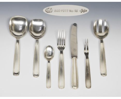 Tafelbesteck. Carl Hugo Pott, Solingen.             800er Silber. Länge: 14.5-24 cm. 1400 Gramm (ohne Messer gewogen).       