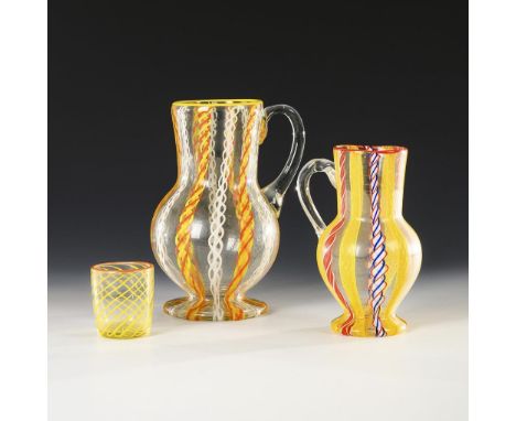 2 Thüringer Fadenglaskrüge und 1 -becher. Lauscha. 20. Jh.             Farbloses Glas mit Spiralfäden aus verschiedenem Opalg