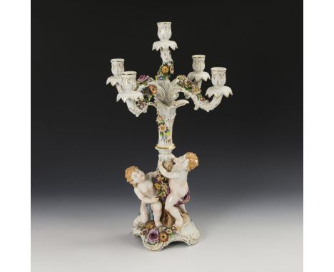 Großer Puttenleuchter. Schierholz. Stempelmarke, 20. Jh.             Polychrom bemalt, goldstaffiert. H 57 cm.             5-