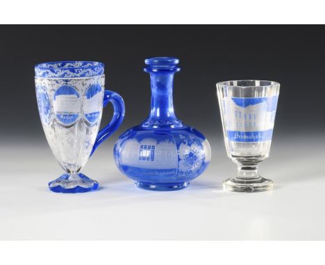 Ansichtenkaraffe und 2 -kelchgläser. 2. H. 19. Jh.             Farbloses, blau gebeiztes Glas.             Karaffe mit drei A