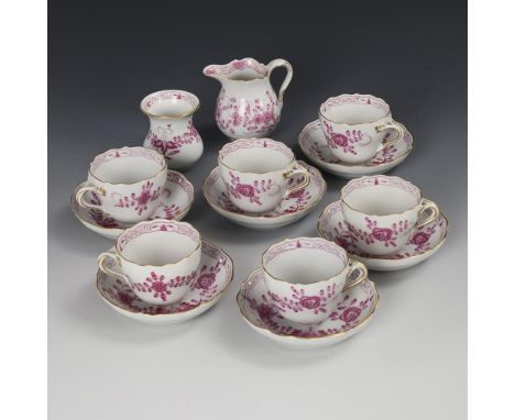 14 Porzellane "Indisch Purpur". Meissen. Schwertermarke, 2. H. 20. Jh., 2 Schleifstriche.             Purpurfarbene Malerei, 