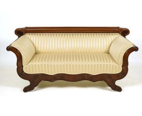 Spätbiedermeier-Polstersofa. Um 1840/50.             Mahagoni, massiv und furniert. 92 x 202 x 71 cm.             Gerade Rück