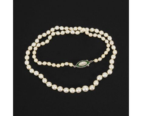 Art-déco-Zuchtperlenkette mit Diamantschließe.             Verschluss Platin. Pt gestempelt. Diamant ca. 8 x 3,8 mm. Leicht g