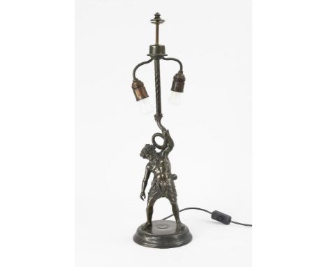 Figürliche Jugendstil-Tischlampe.             Bronze patiniert, Schraubfassungen. H 70 cm. 4,1 kg.             Vollplastische