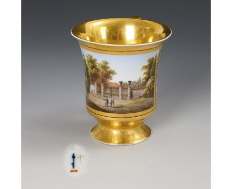 Tasse mit der Ansicht eines Anwesens. KPM Berlin. Zeptermarke und roter Unterstrich, 1820.             Polychrom bemalt, gold