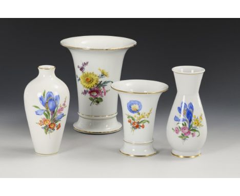 4 Vasen mit Blumenmalerei. Meissen. 1x Schwertermarke mit Punkt, Pfeiffer-Zeit, 1924-1924, 4 Schleifstriche und 3x Schwerterm