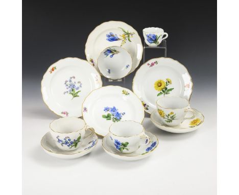 3 + 1 Gedecke mit Blumenmalerei. Meissen. Schwertermarke mit Punkt, Pfeiffer-Zeit, 1924-1934 und Schwertermarke, 2. H. 20. Jh