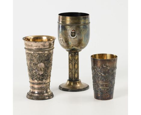 Pokal und 2 Becher. WMF. Bienenkorbmarken (1x undeutlich) bzw. "WMFM" gemarkt. Je datiert.             Messing versilbert, 2x