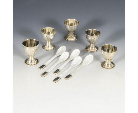 5 Eierbecher und 5 Perlmuttlöffel. Alle gepunzt. 20. Jh.                         5 silberne Eierbecher mit Monogrammgravur un