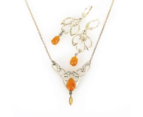 Collier und Ohrhängerpaar mit Feueropalen.             Silber 835/925 gestempelt. Zargenfassungen und Abhängung Gelbgold 585 