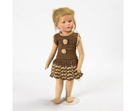 Blondes Puppenmädchen. Käthe Kruse. Unter dem linken Fuß undeutlich gestempelt. 1950er Jahre.             L 50 cm.           