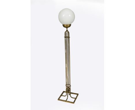 Elegante Stehlampe.             Messing, farbloses Glas mit weißem Innenfang, Schraubfassung. H 146 cm, Ø 23 cm.             
