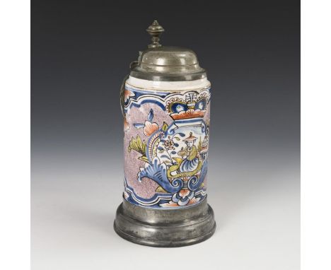 Barocker Thüringer Fayence-Walzenkrug mit Chinoiserie in Barockreserve. Erfurt. Rote Pinselmarke U. 1. H. 18. Jh.            