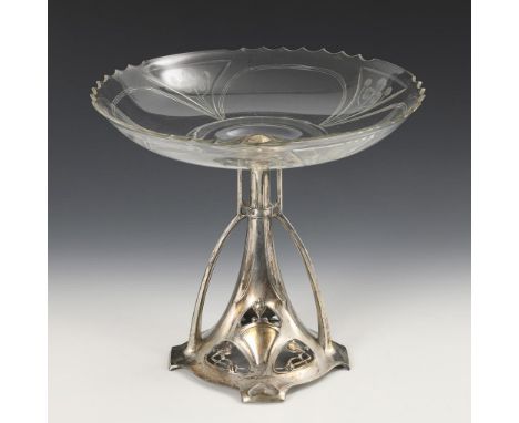 Eleganter Jugendstil-Tafelaufsatz. WMF. Straußenmarke. Um 1900.             Britanniametall versilbert, farbloses Glas mit Sc