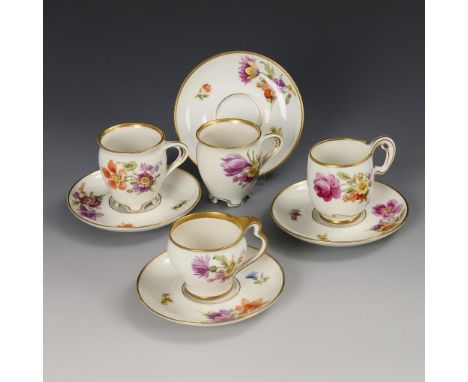 4 verschiedene Jugendstil-Mokkatassen mit Blumenmalerei. KPM Berlin. Zeptermarke, teils Kriegsmarke, um 1915. Ohne Malereimar