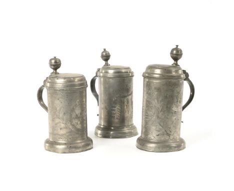 3 Walzenkrüge Zinn. Je gepunzt (HCM an Waage / Carl Friedrich Seybold Dresden / Gottfried Traugott Graff Döbeln).            