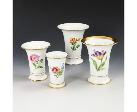 4 Kratervasen mit Blumenmalerei. Meissen. Verschiedene Schwertermarken, ab 1850 - 2. H. 20. Jh., 1. Wahl sowie 2 Schleifstric