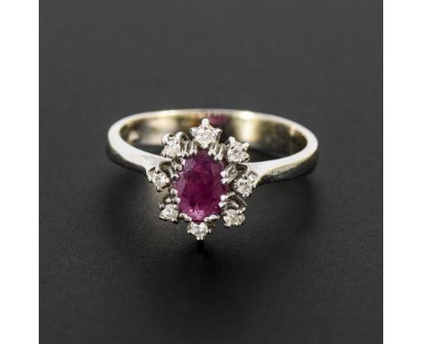 Ring mit Rubin und Diamanten.             Weißgold 585 gestempelt. Ringgröße 57. 3,6 g.             Krappengefasster Rubin, u