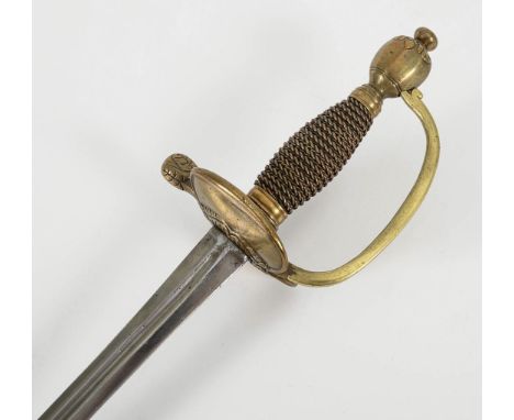 Degen mit Scheide.             Gesamt L 97 cm.             Zweischneidige Klinge mit schmalem Hohlschliff, Messinggefäß.  Erg