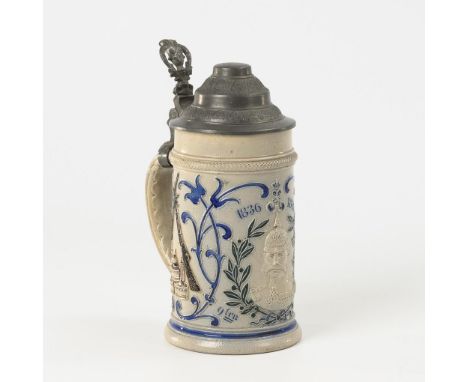 Krug König Georg von Sachsen. 1896.             Graues Steinzeug, teils blau, grün und schwarz glasiert, Zinn. H 20 cm.      