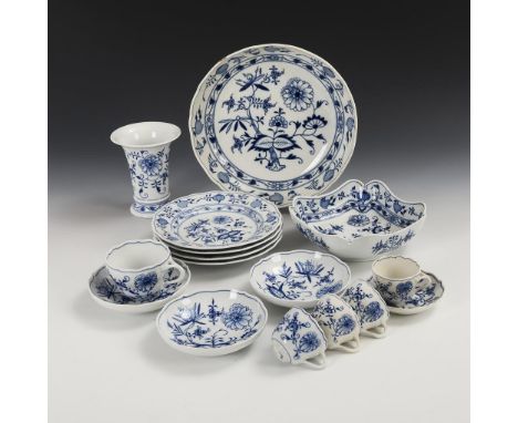 16 Teile Zwiebelmuster-Porzellan. Meissen. Knaufschwerter, ab 1850-1924 (1x vor 1888) und Schwertermarke, 2. H. 20. Jh.. 1. W