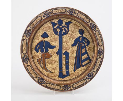 Große Rundplatte mit einem Figurenpaar. La Ceramo, València. Um 1900. Spanien.             Elfenbeinfarbener Fond, Bemalung i
