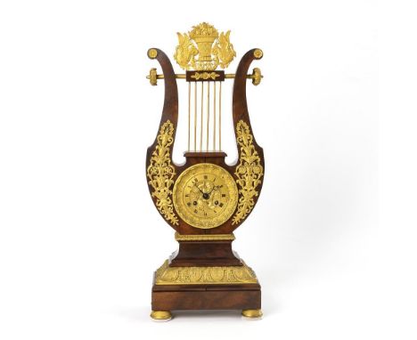             Französische Lyra-Pendule. 2. H. 19. Jh. Ungemarktes Werk mit Halbstundenschlag auf Glocke, Pendel mit Fadenaufhä