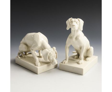 2 Jagdhunde. Schwarzburger Werkstätten. Geprägte Schriftmarke und Prägemarke Schnürender Fuchs, vor 1926. Modell-Nr.: U 207 u