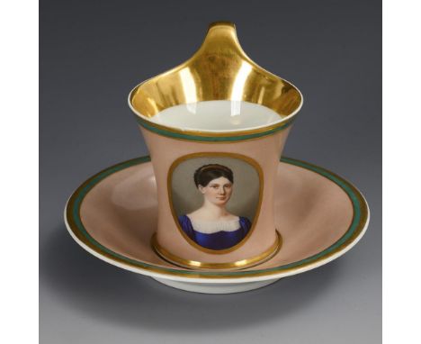 Vitrinentasse mit Damenporträt. KPM Berlin. Zeptermarke, um 1820.Polychrom bemalt, goldstaffiert. Tasse (H 9 cm), originale U