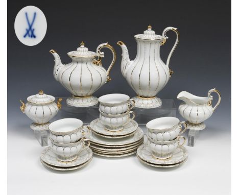 Kaffee- und Teeservice. Meissen. 1950-1954. Modell-Nr. K 279, X 17-X 19, X 30, X 37.             Höhe: 7-27 cm, ø 15-19 cm.  