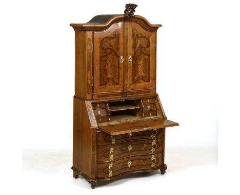 Barocker Aufsatzsekretär. 18. Jh.             Eiche und andere Hölzer, massiv und furniert, teils brandschattiert. 215 x 114 