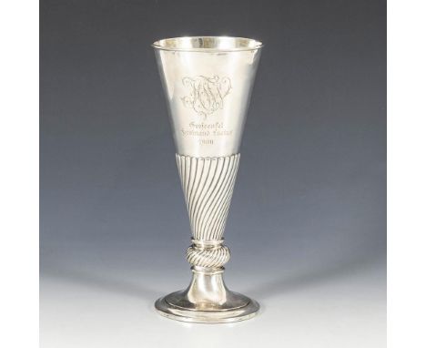 Silberpokal mit Adelswappen. Gebrüder Deyhle, Schwäbisch Gmünd. Halbmond/Krone/800/Firmenzeichen gepunzt. Um 1900.           